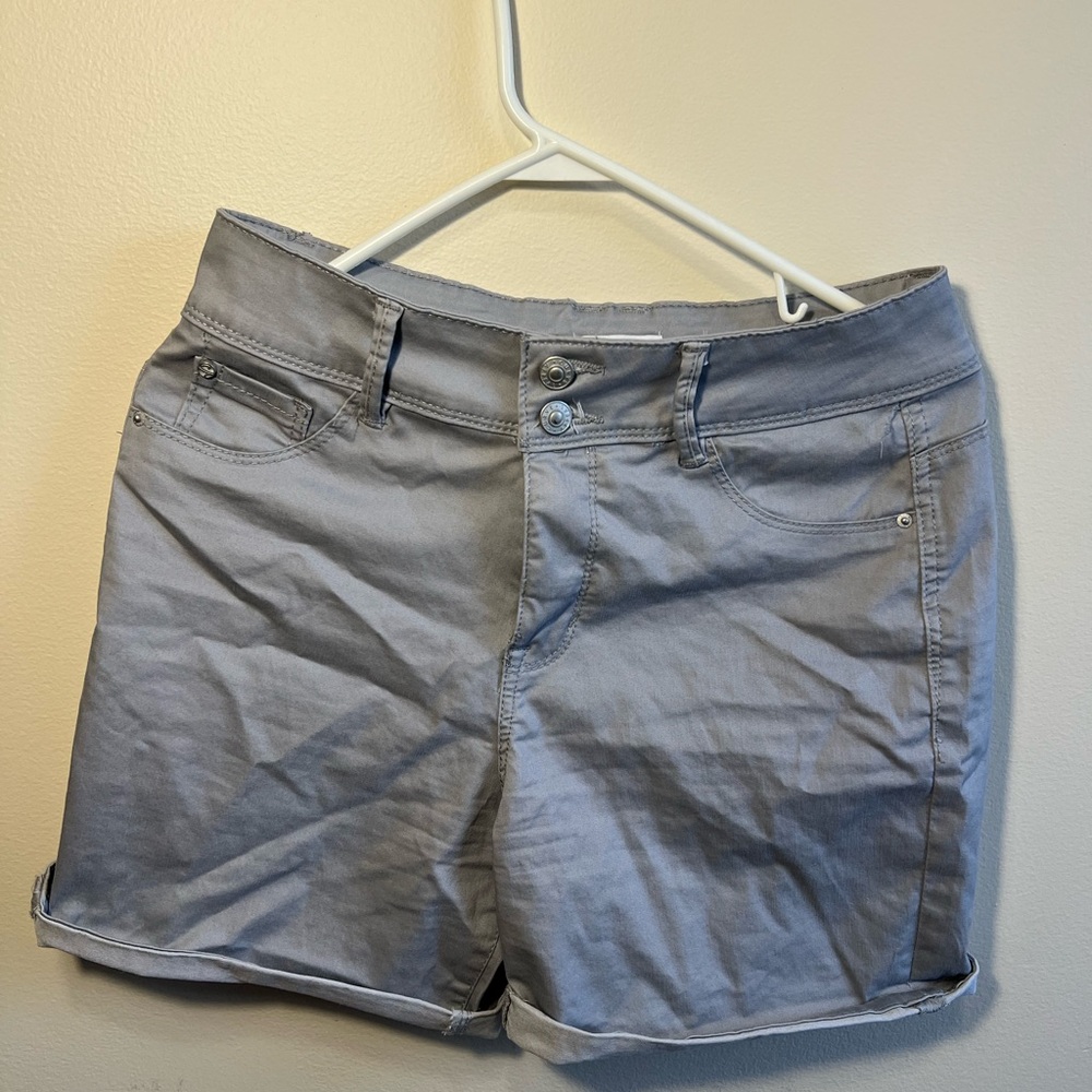 GREY CURVE APPEAL JEAN SHORTS WITH POCKETS SIZE 8/29